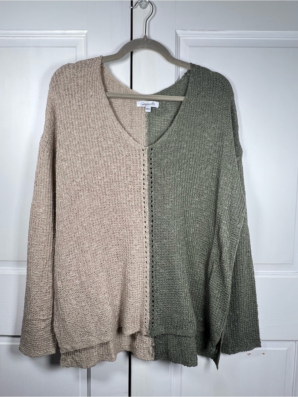 Magnolia Two-Tone Block V-Neck Knit Sweater in Tan/Olive Green Sz M/L